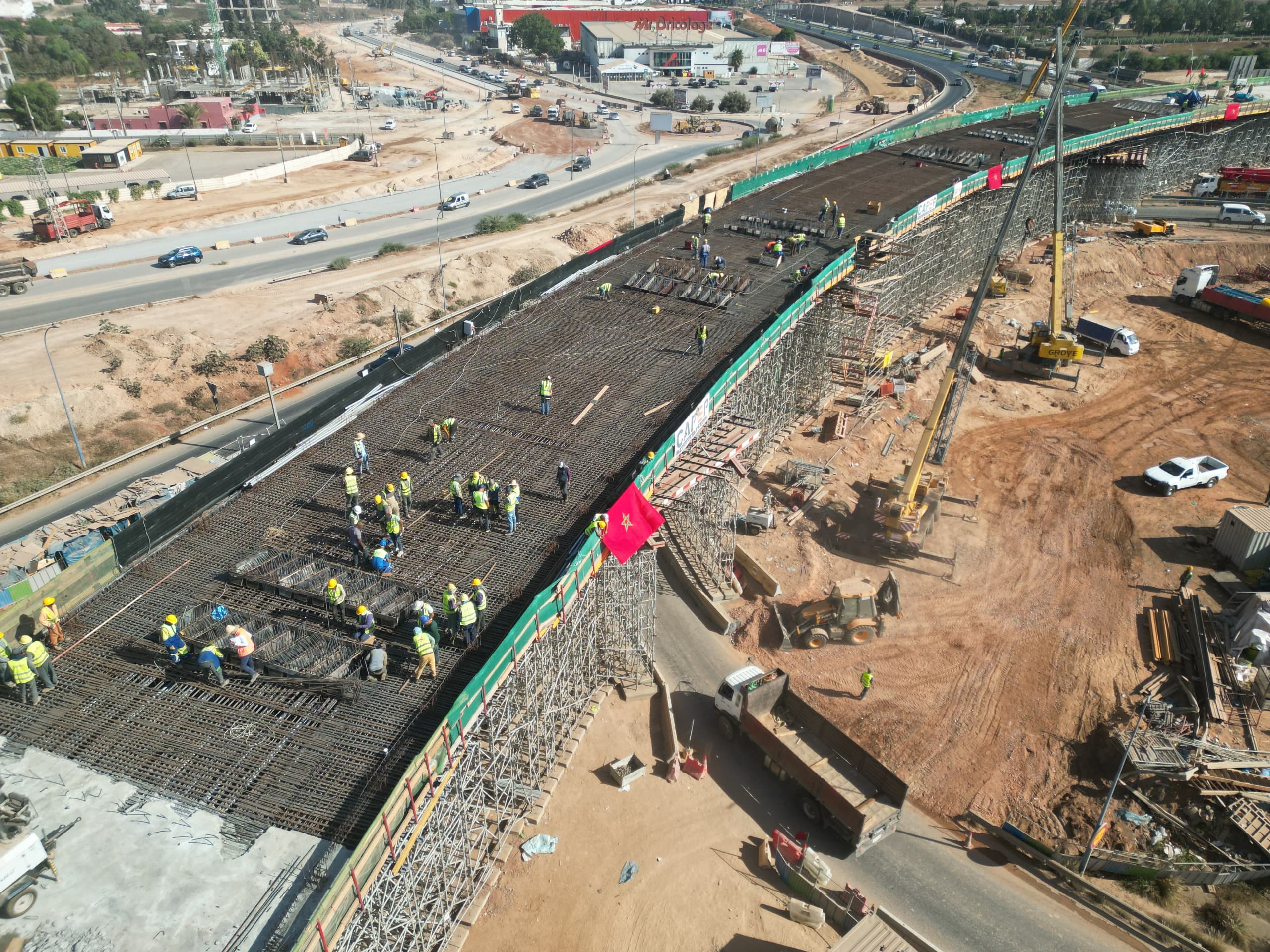 Chantier d'échangeur au Maroc — tablier en cours de ferraillage, équipes ETG sur l'ouvrage